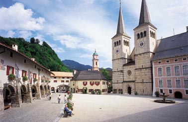 Schlossplatz mit Stiftskirche